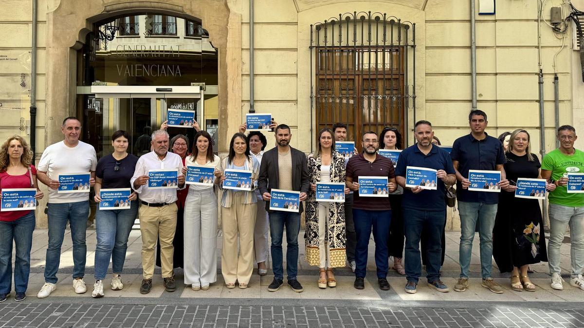 Concentración de cargos socialistas ante la sede del Consell en Castellón.