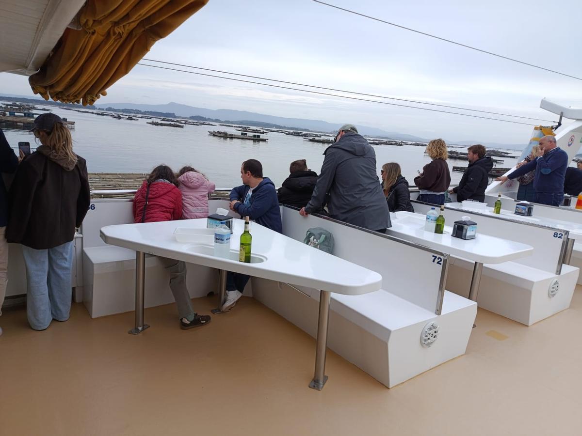 Turistas en un catamarán de O Grove, ayer.