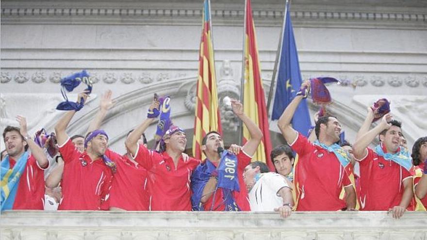 Los futbolistas saludan a la hinchada
desde el balcón del ayuntamiento, donde 
fueron recibidos por Rita Barberá.