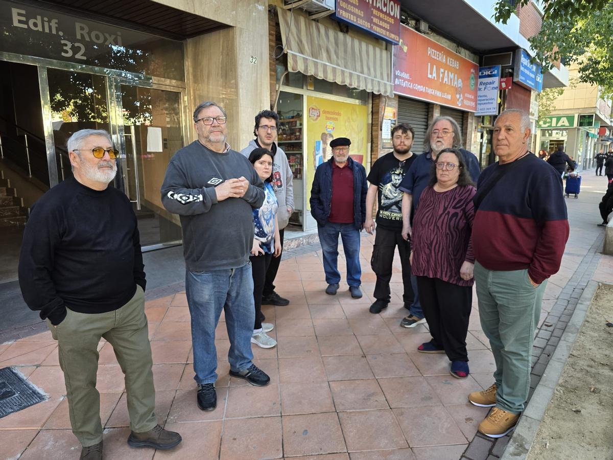 La familia expulsada, junto a vecinos y miembros de la PAH, entre ellos el cura Joaquín.