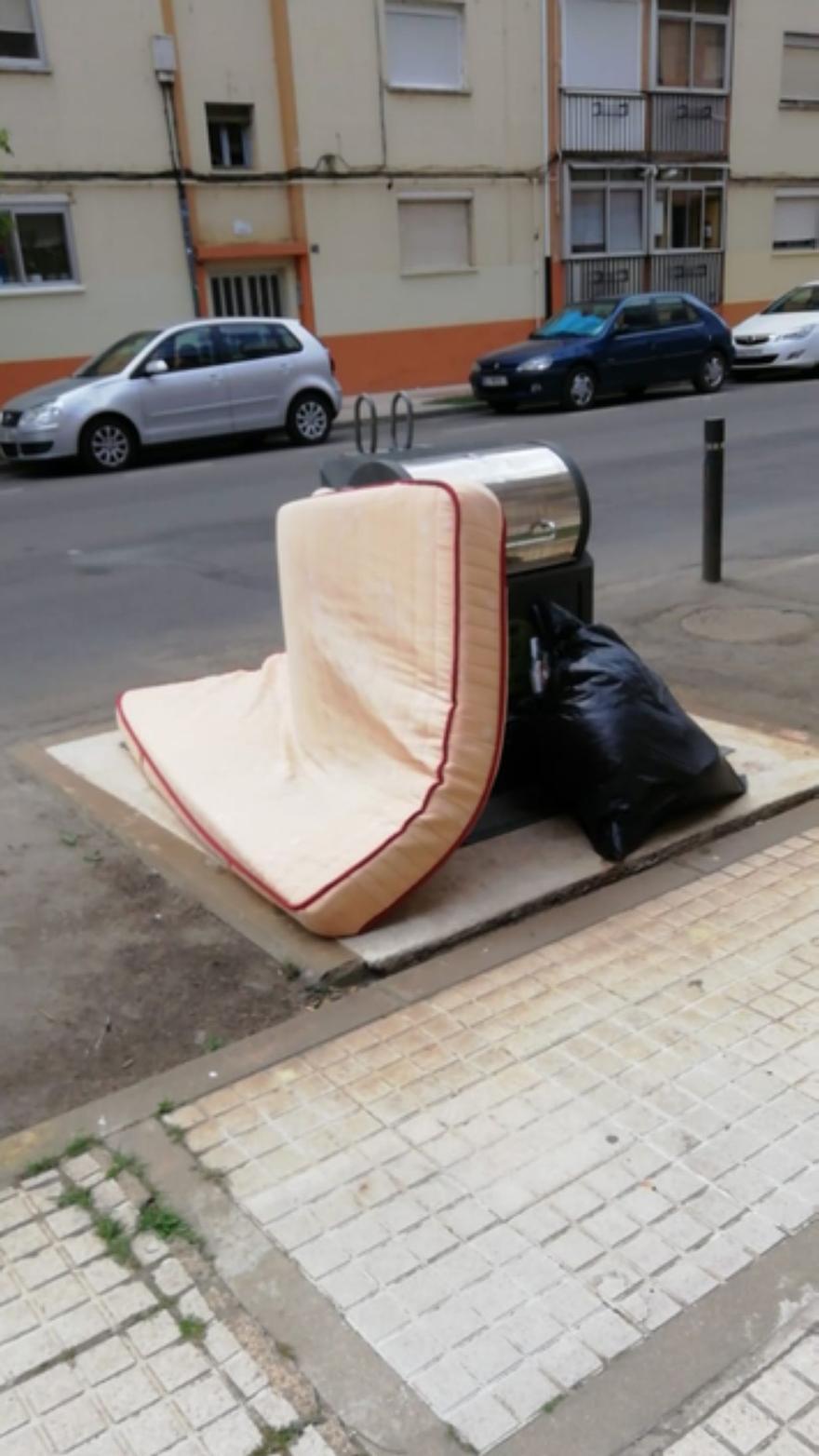 Un colchón en uno de los contenedores de la avenida El Ferial. / E. P.