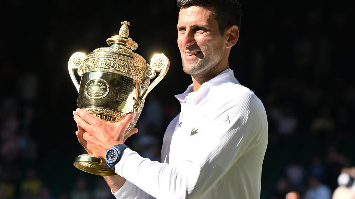 Archivo - Novak Djokovic lecvantando el trofeo que le acredita como campeón de Wimbledon - Photo Andrew Cowie / Colorsport / DPPI