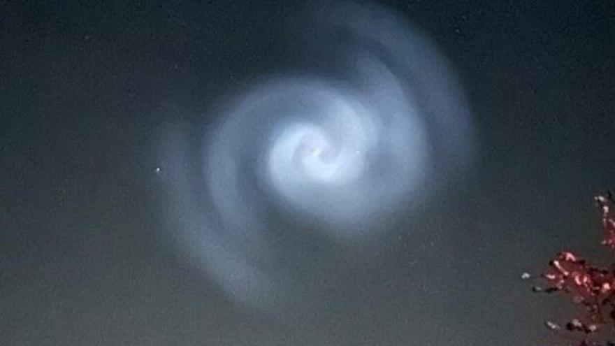 Un cohete de Space X deja una espiral brillante en los cielos de Europa