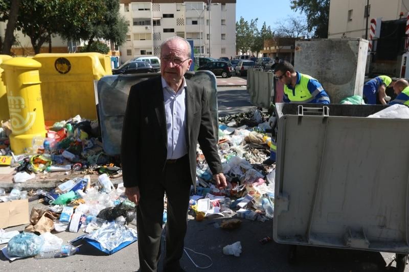 Francisco de la Torre ha supervisado la recogida de basura en La Palmilla.