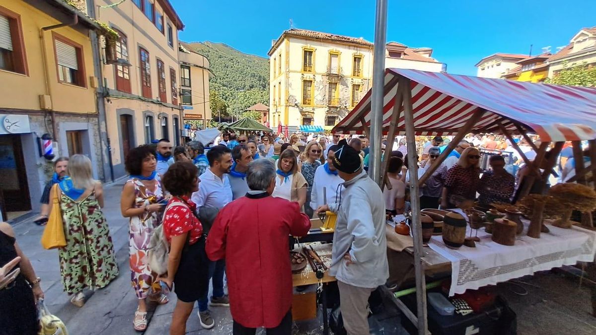 Gimena Llamedo y Ovidio Zapico, durane su visita a la fiesta el Día de Asturias en Laviana.