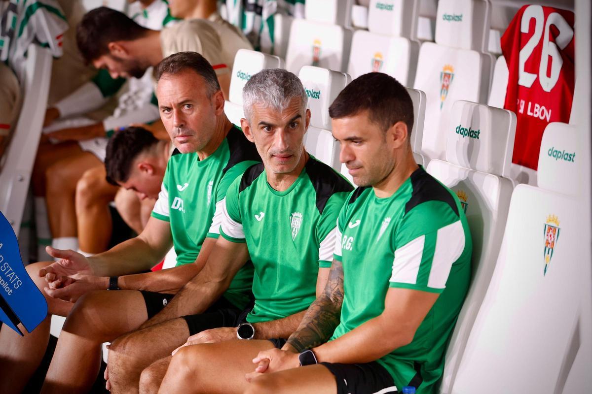 José Bretones y Pablo Gutiérrez, doctor y preparador físico del Córdoba CF, en el banquillo de El Arcángel.