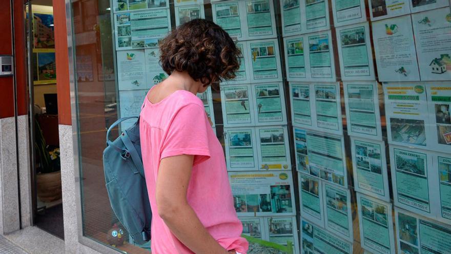 Una mujer observa ofertas de pisos // Gustavo Santos
