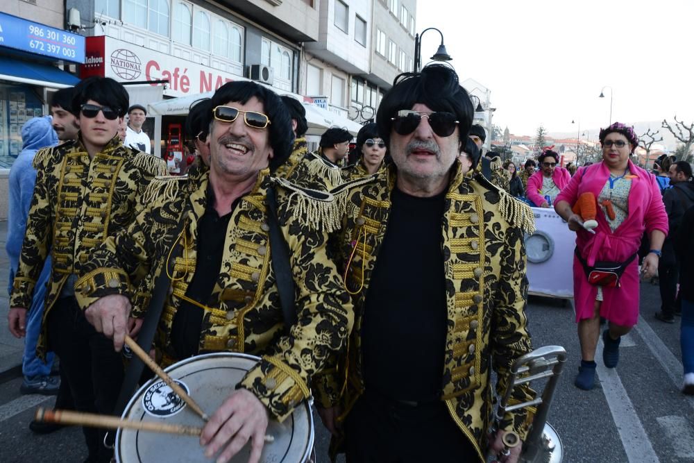 Colorido domingo de carnaval con el desfile de Cangas y la danza de Meira // Gonzalo Núñez