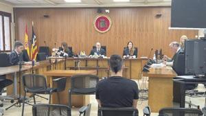 El acusado de violar a la menor discapacitada durant el juicio en Palma.