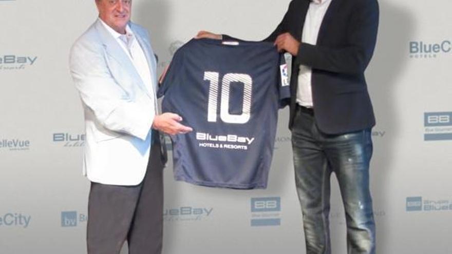 Imagen de Moayad Shatat en la presentación de acuerdo con BlueBay