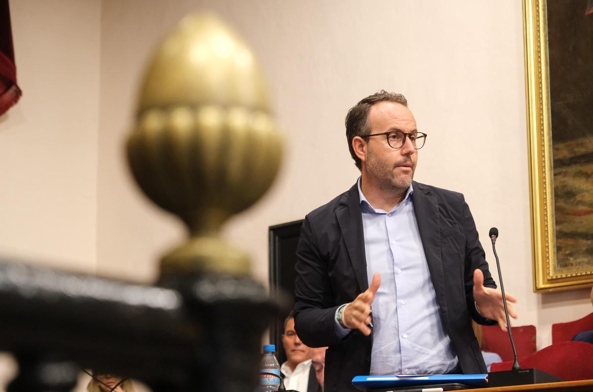 El PSOE exige al alcalde Pablo Ruz más ayudas sociales frente al gasto en flores en Elche