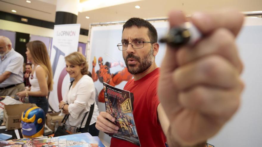 Salva Espín, con el cómic de &#039;La Resistencia&#039;.