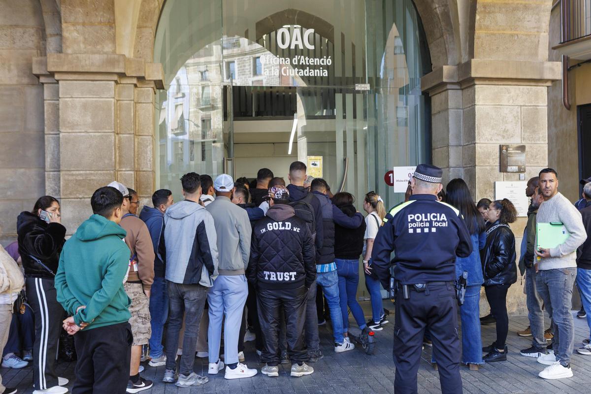 La cua ha generat algun moment de tensió per evitar que ningú es colés