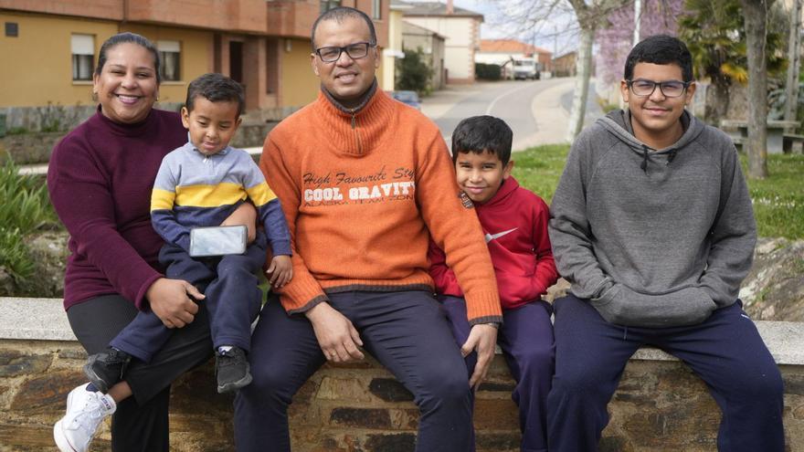 Inessa Paoly (primera por la izquierda) y José Rafael (centro) junto a sus tres hijos Santiago, Sebastián y Salvador en el municipio de Trabazos. | JOSÉ LUIS FERNÁNDEZ