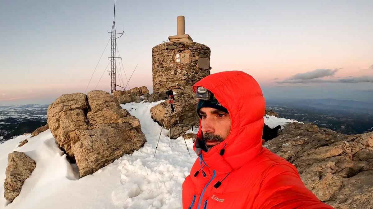 Víctor disfruta con experiencias climatológicamente extremas en el pico más alto de la provincia de Castellón