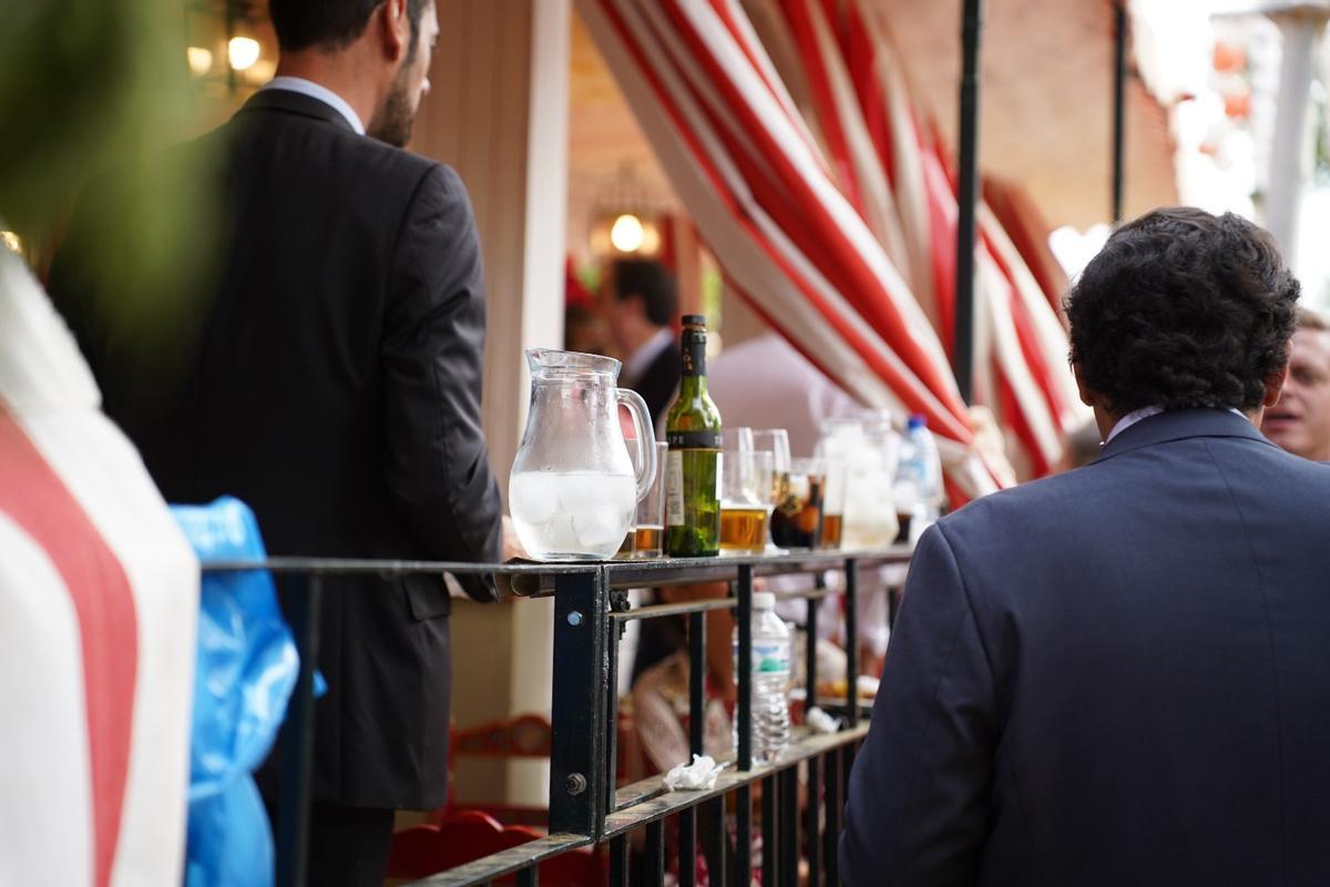 Vasos de cristal en el exterior de las casetas de la Feria de Sevilla