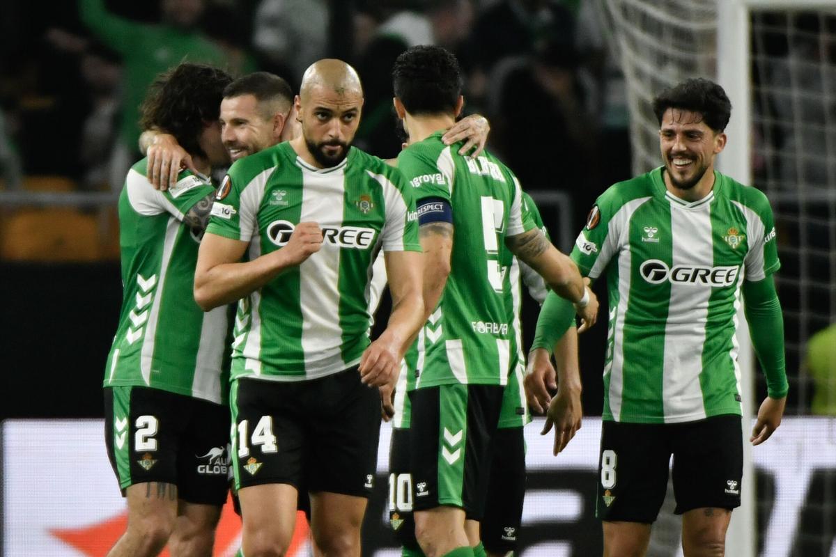 El centrocampista del Betis Sofyan Amrabat celebra tras marcar el 2-0.