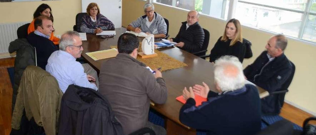 Un momento de la reunión mantenida el jueves en el Concello. // G.N.