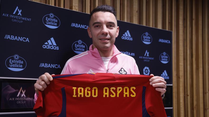 Iago Aspas posa en la Ciudad Deportiva Afouteza con la camiseta de la selección española