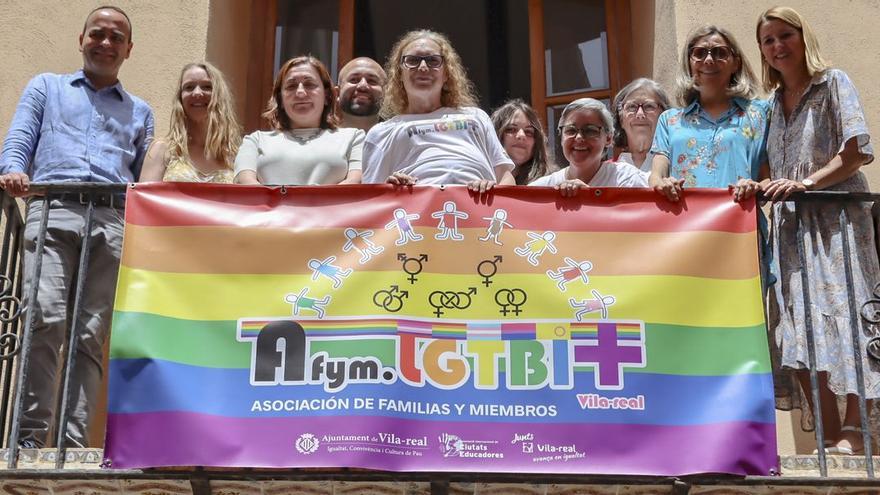 La primera de las acciones para celebrar el Día del Orgullo LGTBI en Vila-real fue la de colgar la tradicional pancarta en el balcón de la Casa dels Mundina.