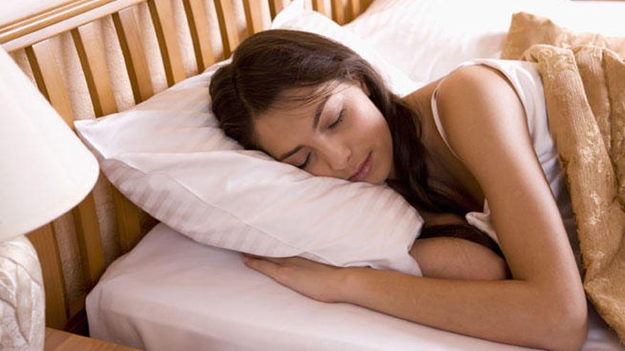 Las mujeres duermen 10 minutos menos que los hombres.