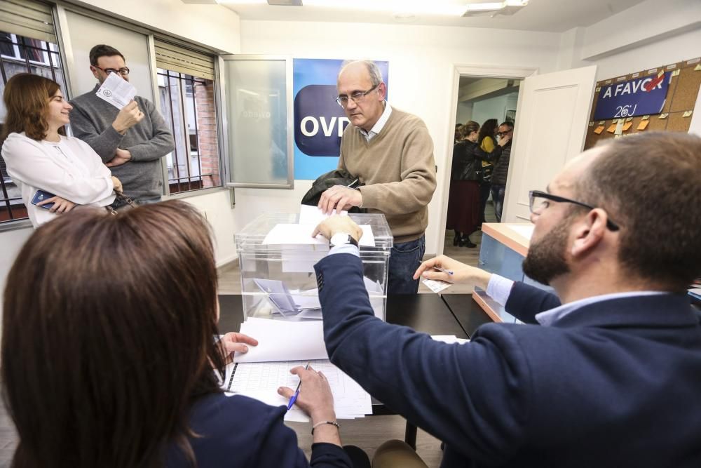 Mercedes Fernandez vota en la sede regional del PP.