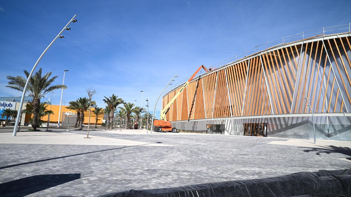 El exterior del pabellón, con una grúa, en octubre.