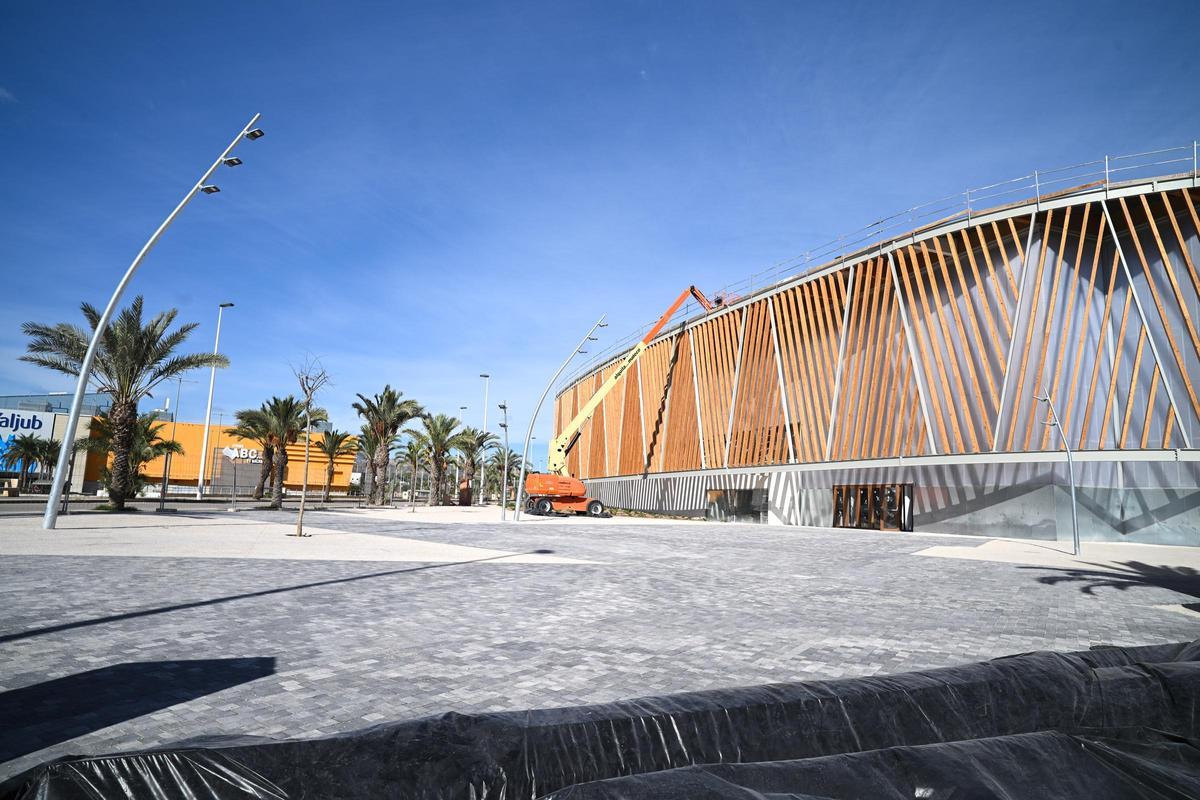 El exterior del pabellón, con una grúa.