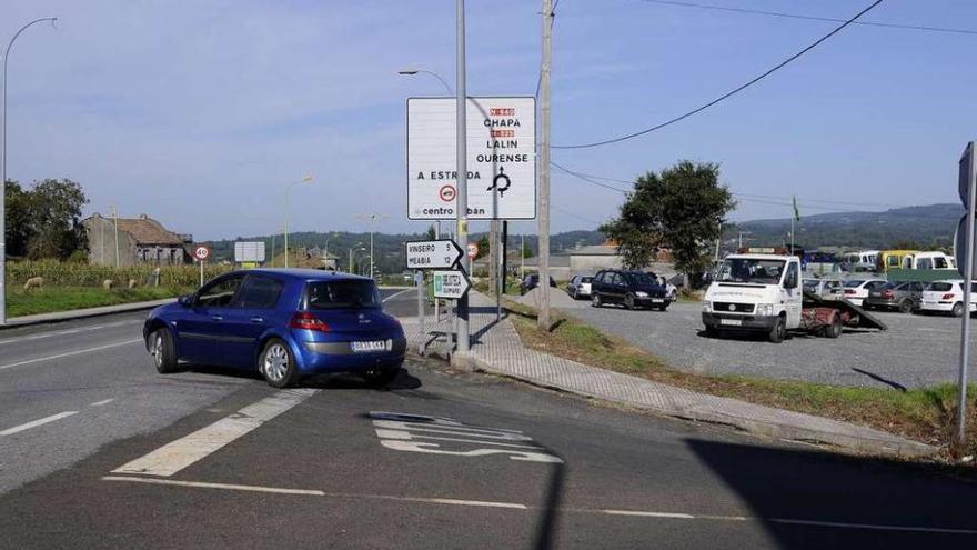 López demanda apoyo provincial para el nuevo enlace del vial a Forcarei en As Colonias. // Bernabé / J. Lalín