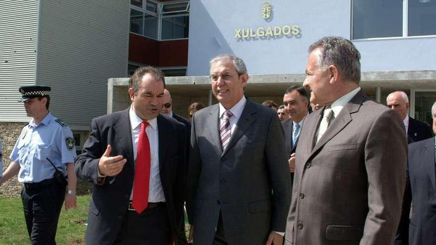 Crespo, con Pérez  Touriño y Méndez Romeu, en la inauguración de los juzgados en 2006.  // Bernabé