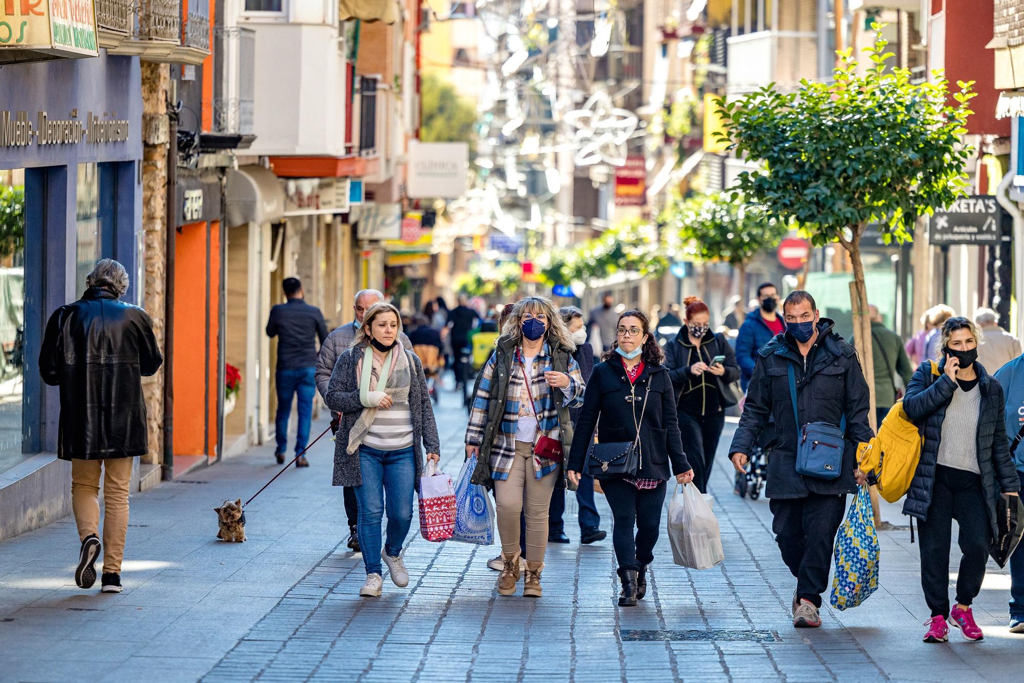 La campaña "BenidormTeDaMás" recibe una avalancha de peticiones de descarga de los bonos descuentos para comercios y hostelería de la ciudad. Los primeros días para gastar estos bonos han provocado colas en algunos establecimientos. La iniciativa, que pretende ayudar al sector e incentivar el consumo, estará en marcha hasta el 31 de diciembre.