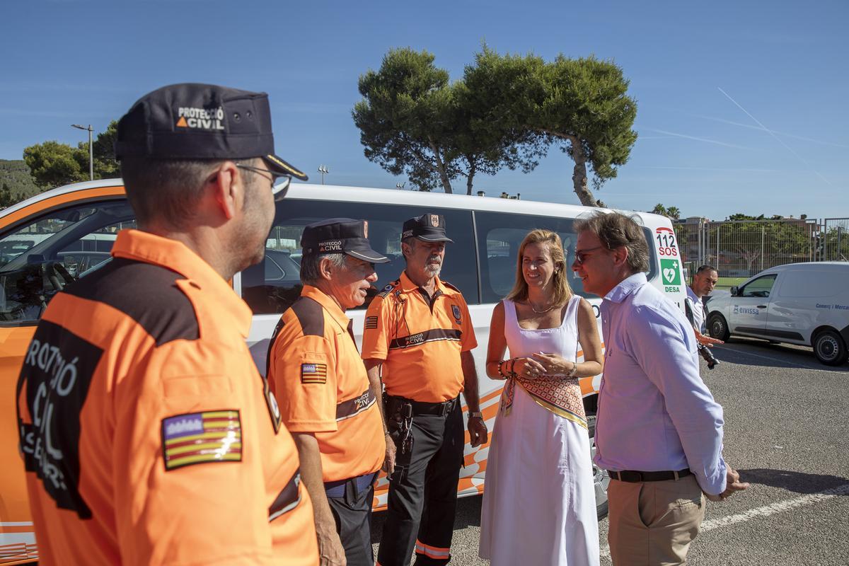 La presentación de la nueva furgoneta de refuerzo para el equipo de Protección Civil de Ibiza