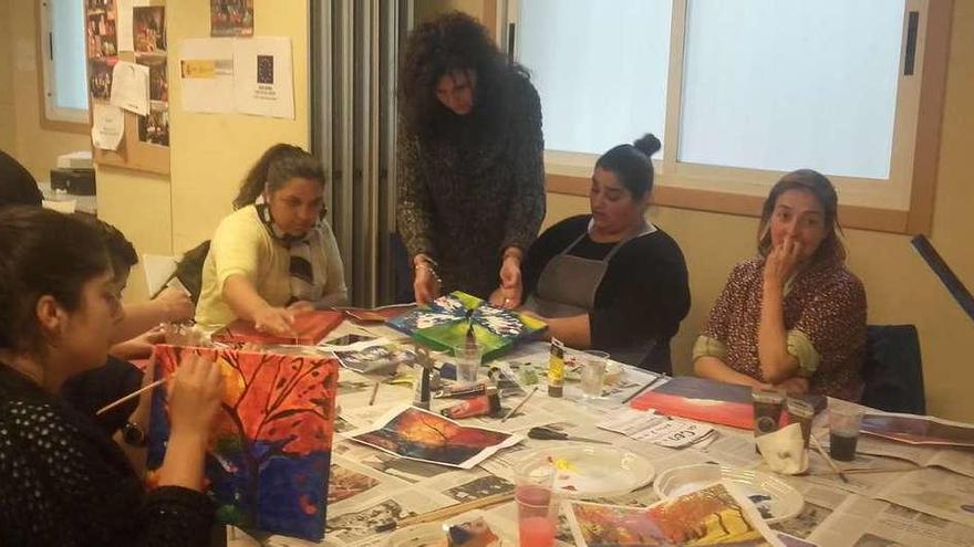 Un momento del curso de la Fundación Secretariado Gitano, con alumnas y profesora. // FSG