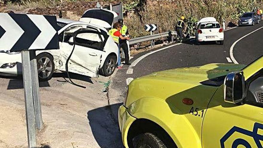 Los dos coches -blancos- implicados en la colisión, ayer, en La Aldea.