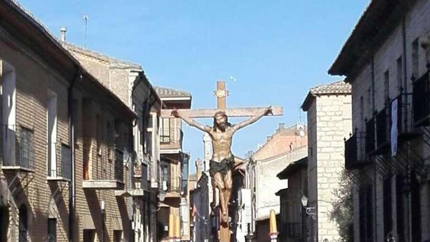 Dos momentos del traslado del Cristo de la Expiación hacia la iglesia de Santa Catalina.