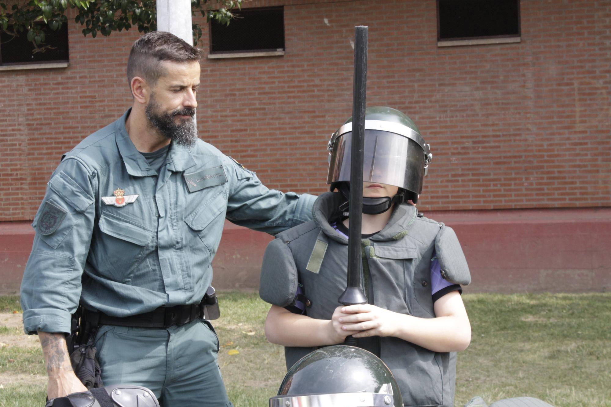 La visita de la Guardia Civil al colegio gijonés de Laviada, en imágenes