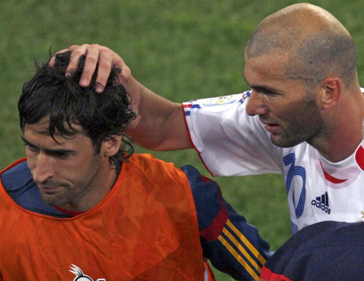 Zidane consuela a su entonces compañero Raúl tras el Francia-España del Mundial 2006.