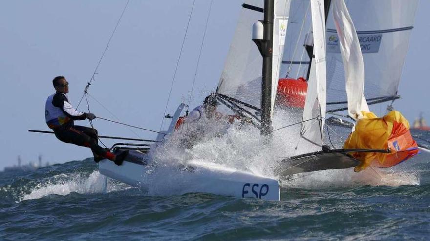 Fernando Echávarri, a bordo de su Nacra 17, ayer durante una de las mangas en la Bahía de Guanabara. // /Brian Snyder