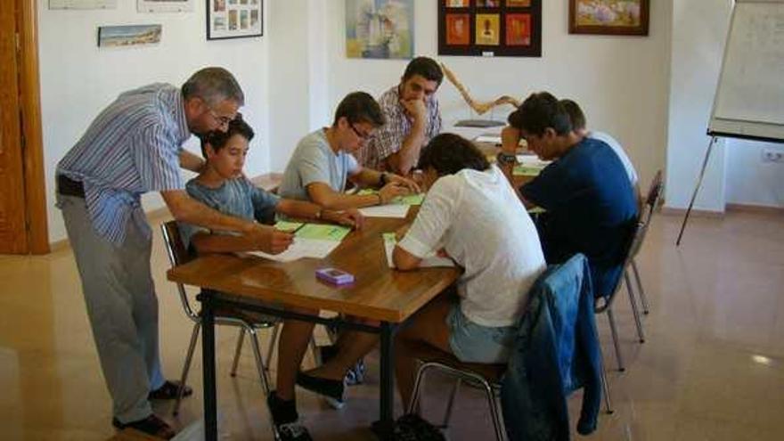 Taller de mátemáticas a través de juegos, dirigido por el profesor Mariano Segura, del colegio Sagrada Familia.