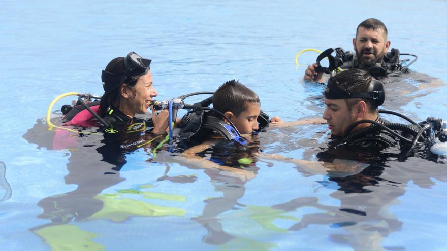 Una treintena de personas participa en un bautismo de buceo en un club de la Armada