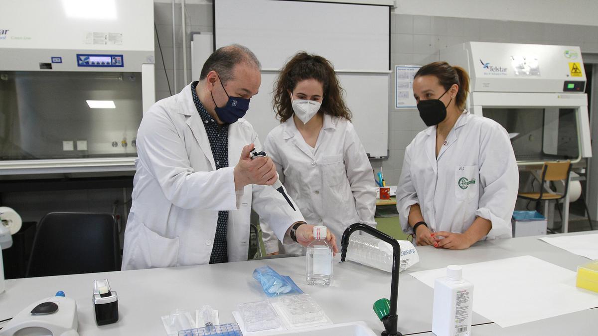 Francisco Vázquez con dos profesoras en el laboratorio de Química.