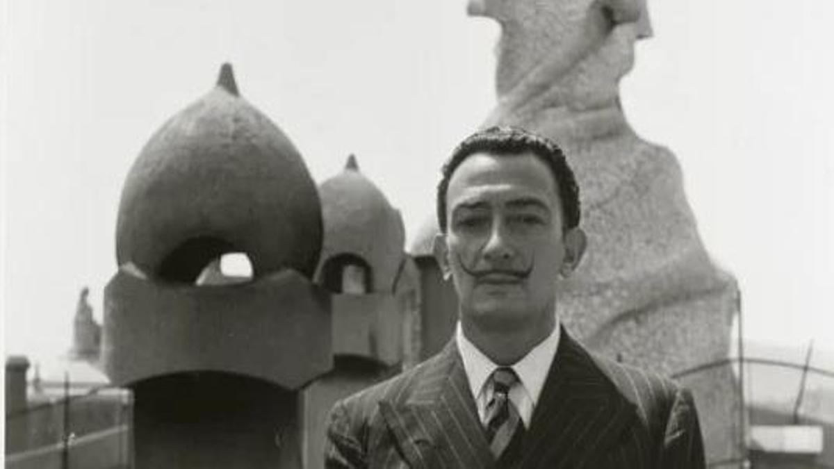Salvador Dalí al terrat de la Pedrera l’any 1951.