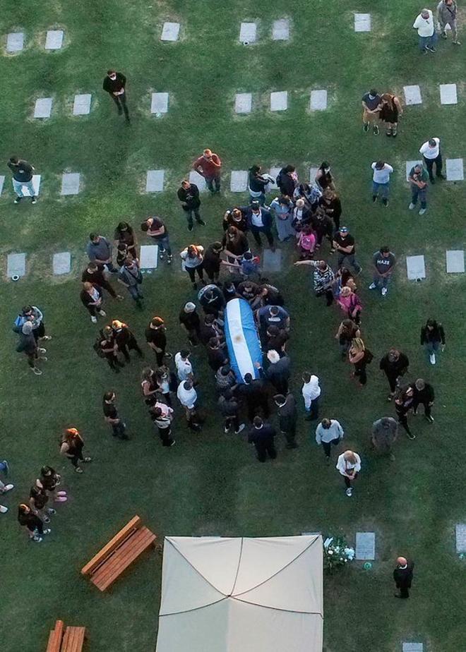 El entierro de Diego Armando Maradona en el cementerio privado Jardín Bella Vista.