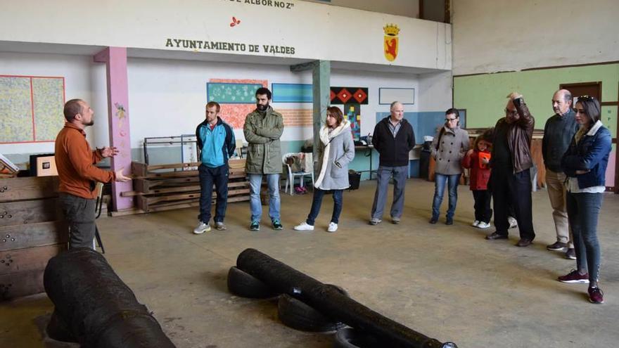 El arqueólogo Valentín Álvarez, director del proyecto, explica las características de dos piezas de artillería de Luarca.