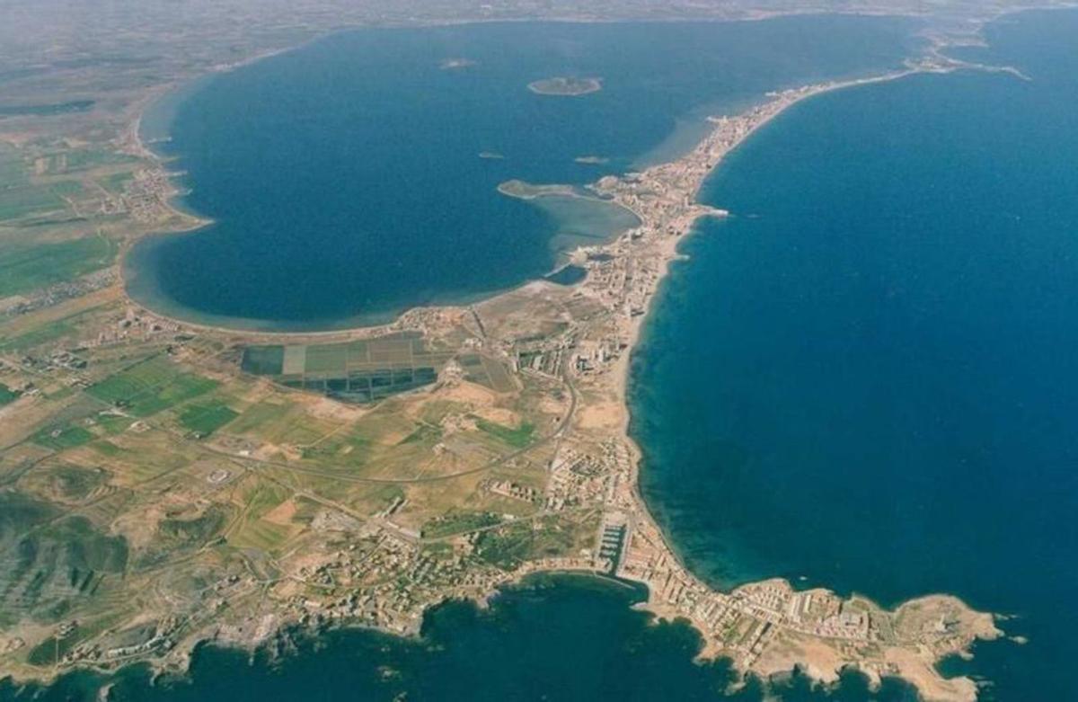 Cientos de agricultores presentan una demanda colectiva contra la «ley de destrucción de la agricultura» del Gobierno regional