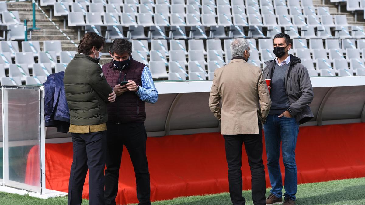 De izquierda a derecha, Adrián Fernández Romero, Javier González Calvo, Miguel Valenzuela -de espaldas- y Juanito, en El Arcángel.