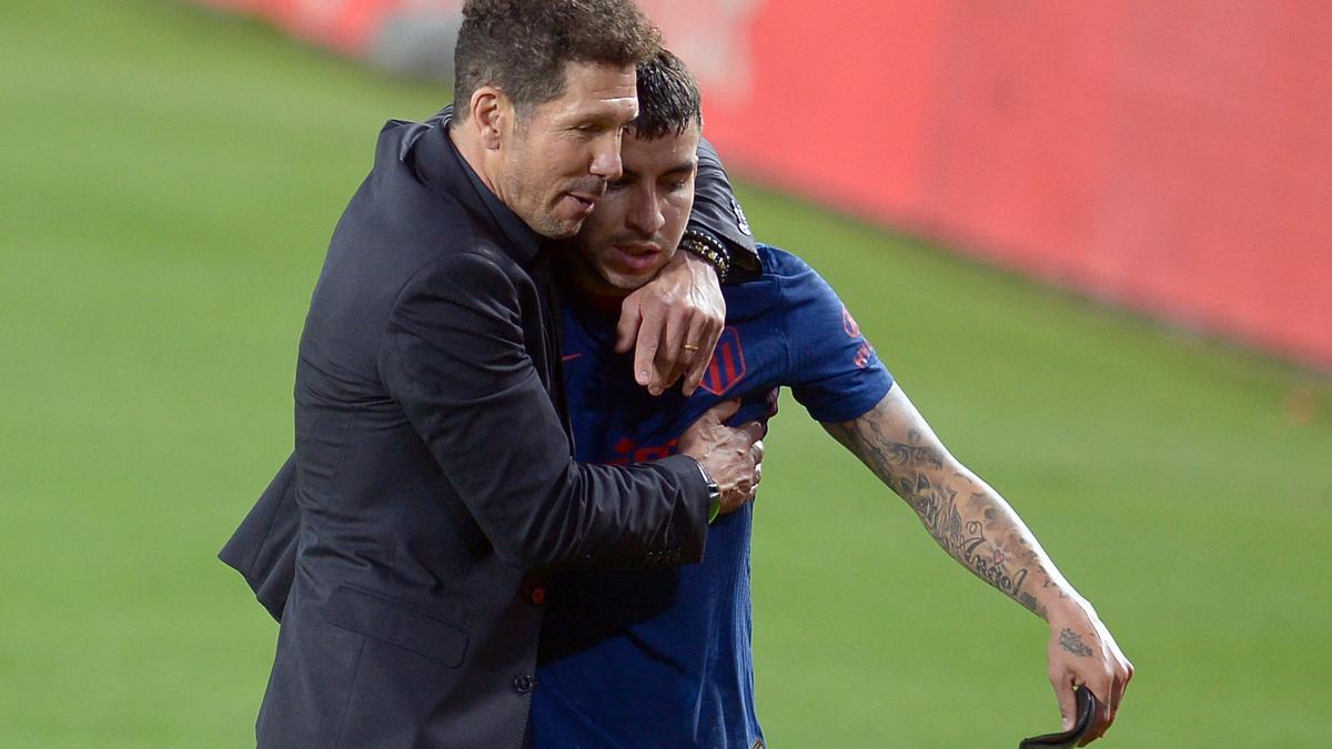 Simeone abraza a Correa tras el empate del Atlético en el Benito Villamarín ante el Betis.