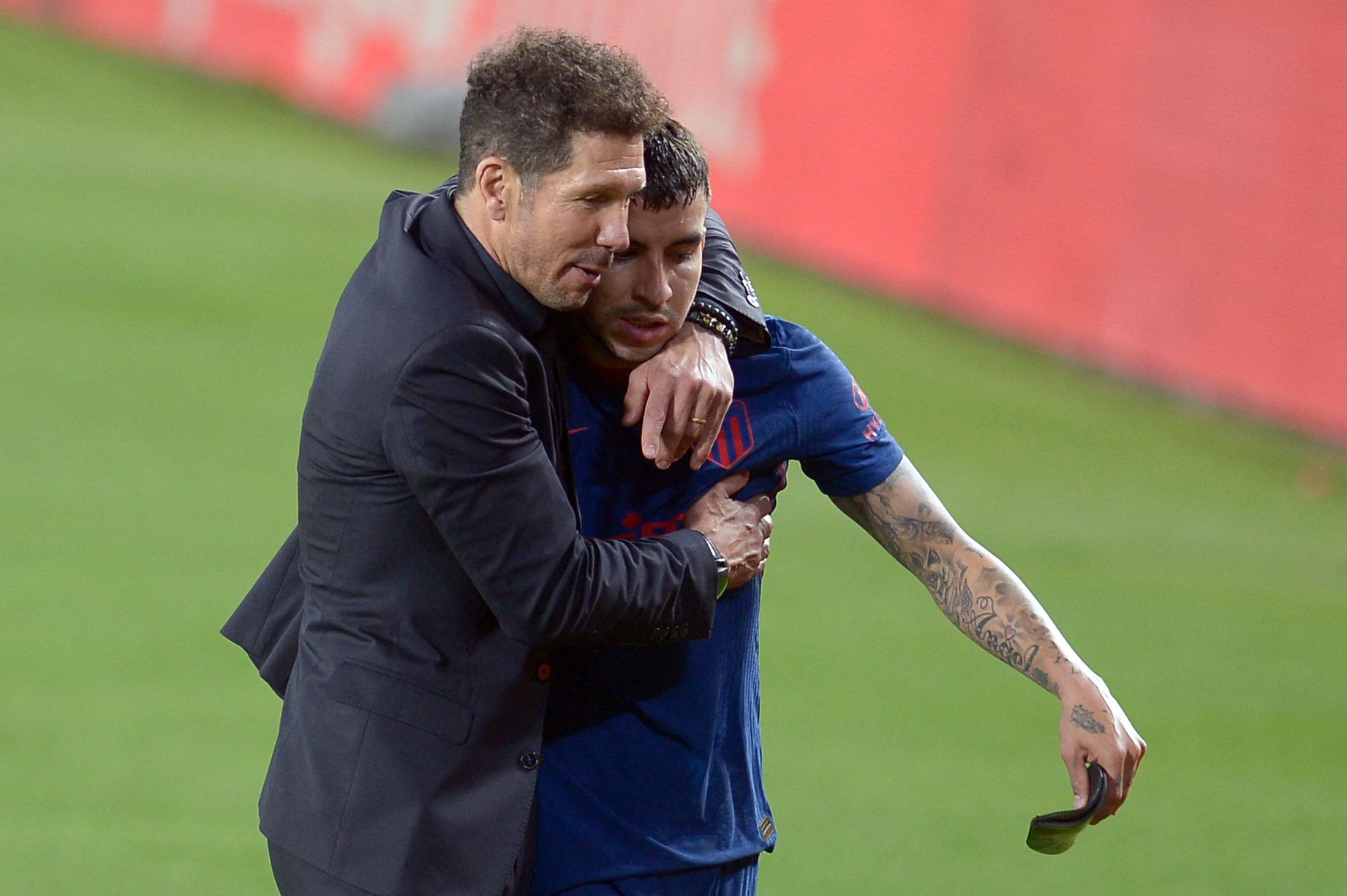 Simeone abraza a Correa tras el empate del Atlético en el Benito Villamarín ante el Betis.