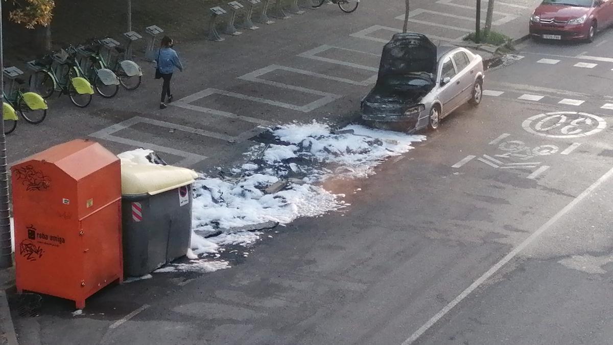 Cotxe cremat al carrer Santa Eugènia