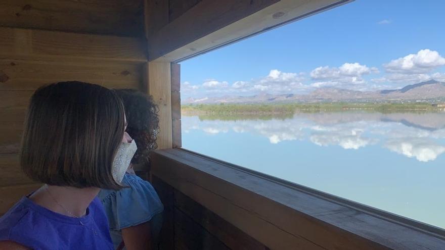 Esther Díez, en uno de los refugios para observar aves en el parque natural de El Hondo, en Elche